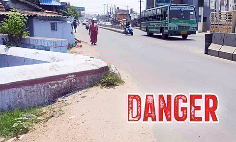 ேபாக்குவரத்துக்கு இடையூறாக இருக்கும் கோவில் சுற்றுச்சுவர்.