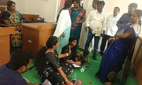 செங்கல்பட்டு நகராட்சி கூட்டத்தில் தரையில் அமர்ந்து அ.தி.மு.க. கவுன்சிலர்கள் போராட்டம்