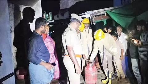 சிலிண்டரை பாதுகாப்பாக அப்புறப்படுத்திய தீயணைப்பு வீரர்கள்.