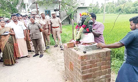 அனுமதியின்றி வைக்கப்பட்ட விநாயகர் சிலை அகற்றம்