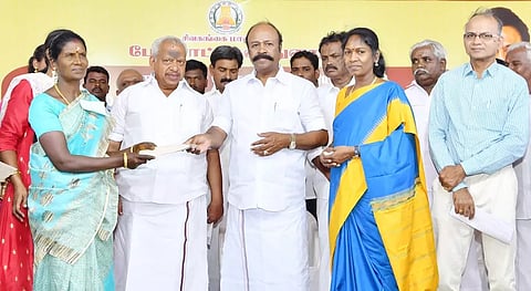 திருப்புவனத்தில் நடந்த நிகழ்ச்சியில் மகளிர் சுயஉதவிக்குழு உறுப்பினர்களுக்கு கடன் உதவிகளை அமைச்சர் பெரியகருப்பன் வழங்கினார். அருகில் தமிழரசி எம்.எல்.ஏ., பேரூராட்சி தலைவர் சேங்கைமாறன் மற்றும் பலர் உள்ளனர்.