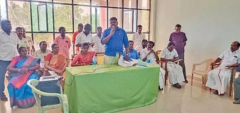 நகராட்சி அலுவலகத்தில் நடந்த அனைத்து துறையினர் கூட்டத்தில் ராஜா எம்.எல்.ஏ. பேசிய காட்சி. அருகில் நகராட்சி சேர்மன் உமா மகேஸ்வரி உள்ளார்.