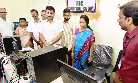 வாக்குப்பதிவு எந்திரங்கள் முதல் நிலை சரிபார்ப்பு பணியை தேர்தல் ஆணைய மேற்பார்வையாளர் நேரில் ஆய்வு செய்தார்.