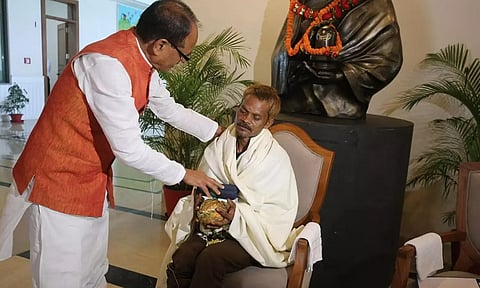 சிறுநீர் கழித்த சம்பவம்- பழங்குடியின வாலிபரின் காலை கழுவி வருத்தம் தெரிவித்த சிவராஜ்சிங் சவுகான்