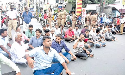 மயிலாடுதுறையில் உறவினர்கள் ஆர்ப்பாட்டத்தில் ஈடுப்பட்ட காட்சி. 