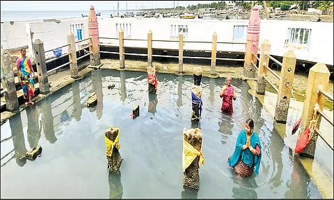 தேவிபட்டினம் நவக்கிரக கற்கள் வெளியே தெரிந்ததையும், பக்தர்கள் சாமி தரிசனம் செய்ததையும் படத்தில் காணலாம்.