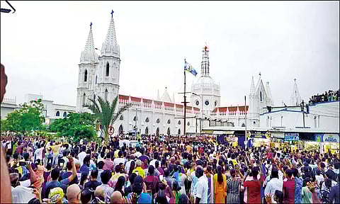 திருவிழா கொடியேற்றம் நடந்தபோது எடுத்தபடம்.