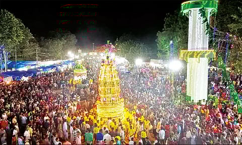 மின்விளக்குகளால் அலங்கரிக்கப்பட்ட சந்தனக்கூடு தர்காவை சுற்றி வலம் வந்த காட்சி.