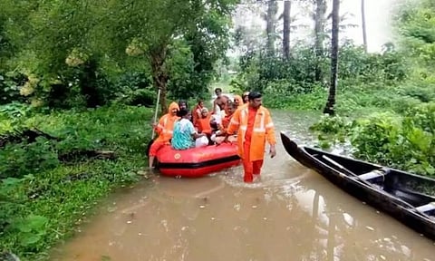கோட்டையம் ஆயர்குன்னம் பகுதியில் வெள்ளத்தில் சிக்கி தவித்தவர்கள் மீட்டு அழைத்து வரப்பட்ட காட்சி. 