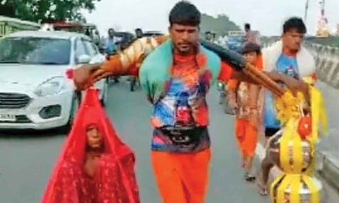 கன்வார் யாத்திரையின் போது தாயை தோளில் சுமந்து சென்ற வாலிபர்
