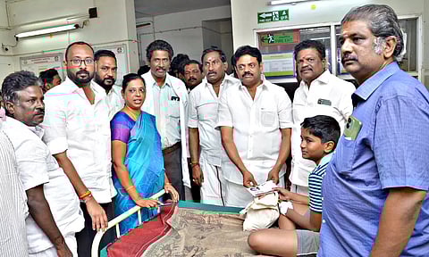 திருமங்கலம் அரசு ஆஸ்பத்திரியில் சிகிச்சை பெறும் மாணவ-மாணவிகளை மணிமாறன் நேரில் சந்தித்து ஆறுதல் தெரிவித்தார்.