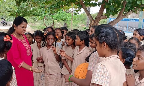 அரசு பள்ளி மாணவர்களுடன் கலெக்டர் கலந்துரையாடல்