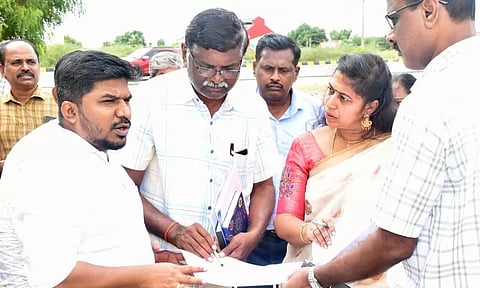வளர்ச்சி திட்டப்பணிகளை நேரில் ஆய்வு செய்த கலெக்டர்