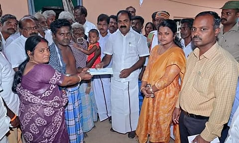மின்னல் தாக்கி உயிரிழந்த பெண்ணின் குடும்பத்திற்கு நிதியுதவி