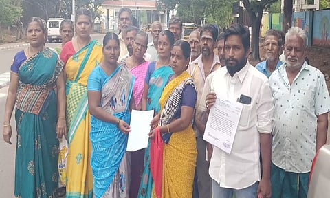 கலெக்டரிடம் மனு அளிக்க வந்த கிராம மக்கள்.