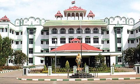 அரசு ஊழியருக்கான பலன்களை வழங்கவில்லை என அவமதிப்பு வழக்கு: பள்ளிக்கல்வித்துறை செயலாளர் நேரில் ஆஜராக வேண்டும்- மதுரை ஐகோர்ட்