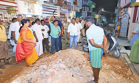9-வது வார்டுக்குட்பட்ட மீன்மார்க்கெட் பகுதியில் அமைச்சர் கீதாஜீவன் ஆய்வு செய்த காட்சி.