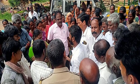 சாலை மறியலில் ஈடுபட்டவர்களிடம் வருவாய்த் துறையினர் மற்றும் போலீசார் பேச்சுவார்த்தை நடத்தியபோது எடுத்தபடம்.
