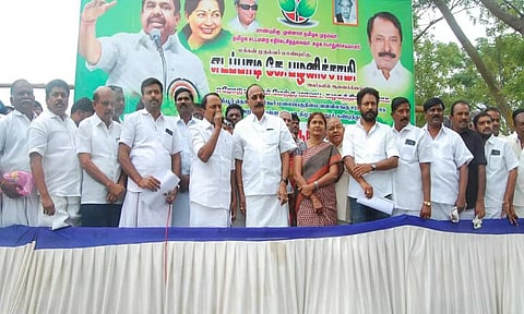 ஆர்ப்பாட்டத்தில் செங்கோட்டையன் எம்.எல்.ஏ. பேசிய போது எடுத்த படம். அருகில், சசி பிரபு, முன்னாள் எம்.எல்.ஏ. எஸ்.எஸ். ரமணிதரன் மற்றும் பலர் உள்ளனர்.