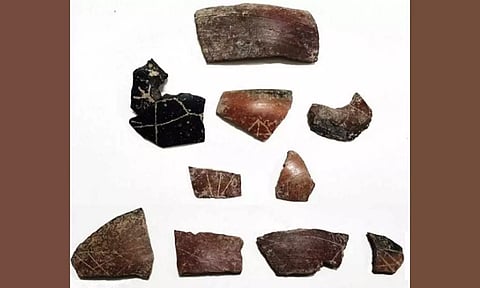 9ம் கட்ட அகழாய்வில் கண்டெடுக்கப்பட்ட பானை ஓடுகள்.