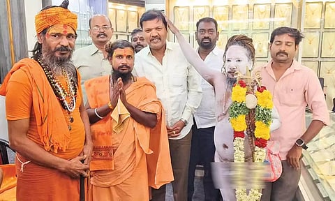 கடை உரிமையாளரை நிர்வாண சாமியார் ஆசீர்வதித்த காட்சி.