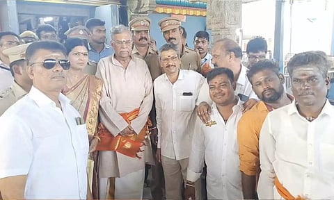 கோவிலுக்கு வந்த கவர்னருக்கு சிறப்பான வரவேற்பு அளித்த போது எடுத்த படம்.