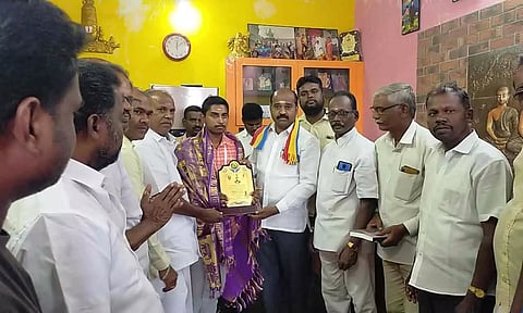 மாநில பா.ம.க. கட்சியின் அமைப்பாளர் கணபதி தலைமையில் ஒலிம்பிக் வீரர் விஷாலை மதகடிபட்டில் உள்ள அவரது இல்லத்தில் சந்தித்து சால்வை அணி வித்து இனிப்புகள் வழங்கி வாழ்த்து தெரிவித்த காட்சி.