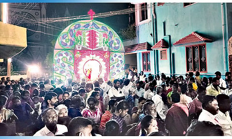 இடைக்காட்டூரில் இருதய ஆண்டவர் தேவாலய தேர்பவனி விழா நடந்தது.