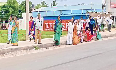 பயணிகள் நிழற்குடை அமைக்க கோரிக்கை