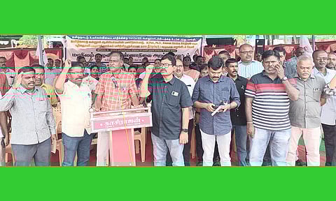 உண்ணாவிரத போராட்டத்தில் கலந்து கொண்டவர்கள்.