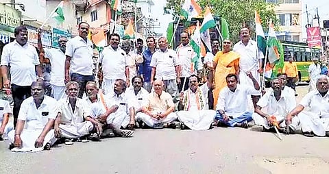 மாநகர் மாவட்ட காங்கிரஸ் தலைவர் சி. எஸ். முரளிதரன் தலைமையில் போராட்டத்தில் ஈடுபட்ட காங்கிரசார்.