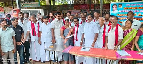 கையெழுத்து இயக்கத்தில் பங்கேற்றவர்களை படத்தில் காணலாம்.