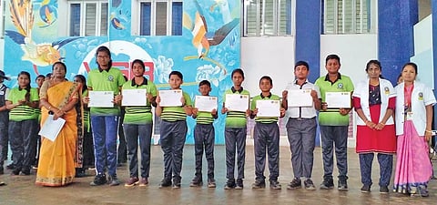 வெற்றி பெற்ற மாணவர்களை படத்தில் காணலாம்.