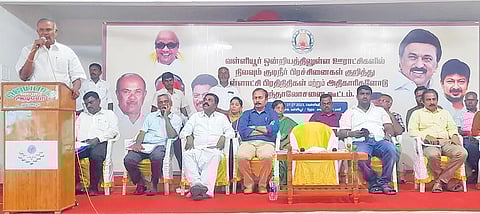 கூட்டத்தில் சபாநாயகர் அப்பாவு பேசிய காட்சி.