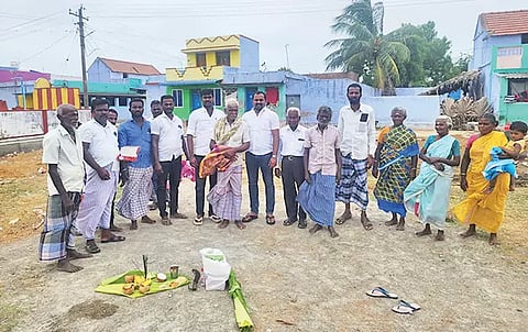 தார்ச்சாலை பணிகளை நாங்குநேரி ஒன்றிய தி.மு.க. செயலாளர் ஆரோக்கிய எட்வின் தொடங்கி வைத்த காட்சி.