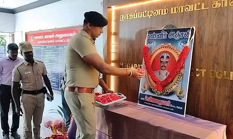 கோவை டிஐஜி விஜயகுமார் உருவ படத்திற்கு மாவட்ட போலீஸ் சூப்பிரண்ட் ஹர்ஷ் சிங் மரியாதை செலுத்தப்பட்டது.