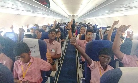கோவையில் இருந்து சென்னைக்கு விமானத்தில் பறந்த அரசு பள்ளி மாணவர்கள்
