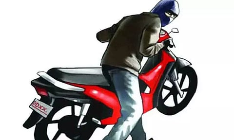 என்னை திருடன்னு சொல்லாதீங்க... மோட்டார் சைக்கிள் திருட்டில் கைதானவர் வீடியோவில் கதறல்