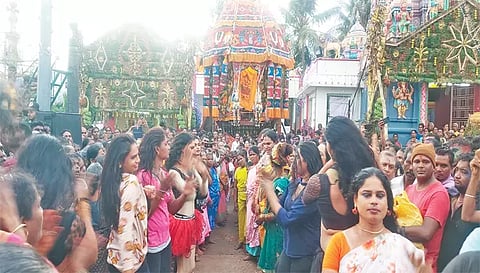 திருநங்கைகள் நடனம் ஆடிய காட்சி.