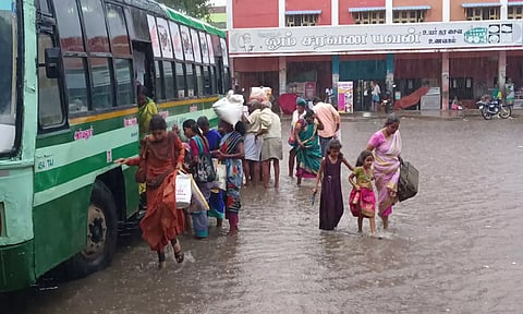 திட்டக்குடி பஸ் நிலையத்தில் தேங்கி நிற்கும் மழைநீரில் கலக்கும் சாக்கடை நீரில் பொதுமக்கள் நடந்து செல்வதை படத்தில் காணலாம்.