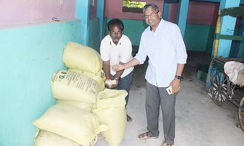 பதுக்கிய ரேசன் அரிசியை அதிகாரிகள் பறிமுதல் செய்த காட்சி.