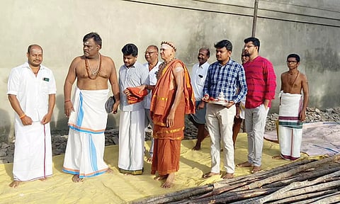 கோவிலில் நடைபெற்று வரும் திருப்பணிகளை பார்வையிட்ட மதுரை ஆதீனம்.