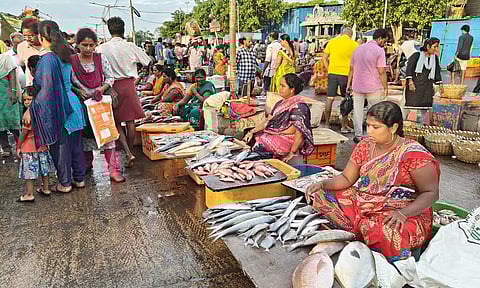 காசிமேட்டில் மீன்வரத்து குறைந்ததால் விலை அதிகரிப்பு