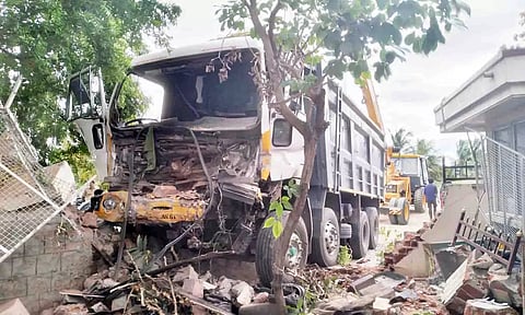 லாரி நூல் மில் சுற்றுச்சுவரில் மோதி நின்ற காட்சி.