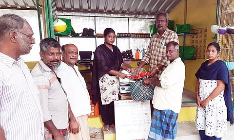 தஞ்சை உழவர் சந்தை தோட்டக்கலை மற்றும் மலைப்பயிர்கள் துறை டான்ஹோடா விற்பனை நிலையத்தில் குறைந்த விலையில் தக்காளி விற்பனை தொடங்கி வைக்கப்பட்டது.