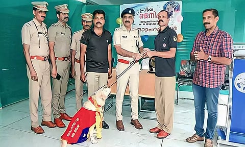 பணி ஓய்வு பெற்ற நாய் ஜெனிக்கு போலீசார் போல் மாலை அணிவித்து மரியாதை செய்து அனுப்பி வைத்தனர்.