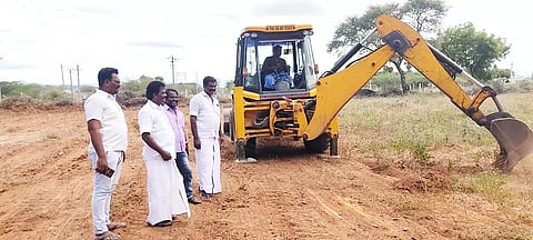 புதிய யூனியன் அலுவலகம் அமையவுள்ள இடத்தில் சுத்தம் செய்யும் பணிகள் நடைபெற்று வருகிறது.