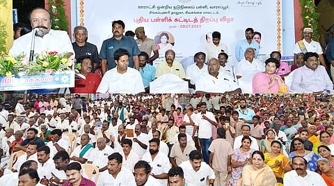 விழாவில் அமைச்சர் பெரியகருப்பன் பேசியபோது எடுத்த படம். அருகில் கலெக்டர் ஆஷா அஜீத், மதுரை மீனாட்சி மிஷன் மருத்துவமனை தலைவர் டாக்டர் குருசங்கர் மற்றும் பலர் உள்ளனர்.