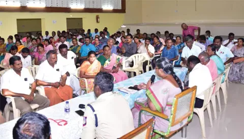 மாவட்ட கலெக்டர் உமா தலைமையில் அமைதி பேச்சு வார்த்தை நடைபெற்ற போது எடுத்த படம்.