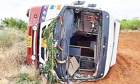 தாராபுரம் அருகே வயலில் வேன் கவிழ்ந்து பக்தர்கள் 20 பேர் காயம்